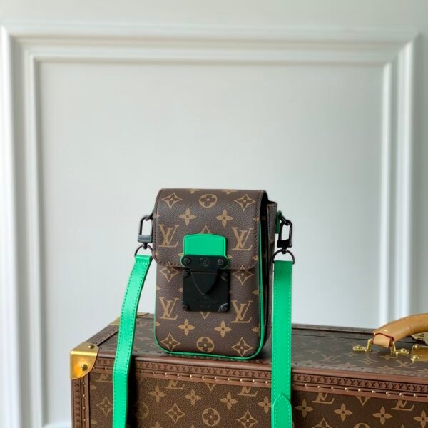 Louis Vuitton S-Lock Vertical Wearable Handbag-12*19*7CM